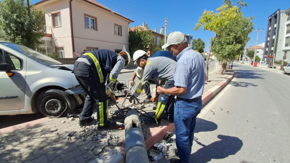 Karamanda Gurbetci Kadin Kediye Carpmamak Icin Manevra Yapinca Kaza Yapti6