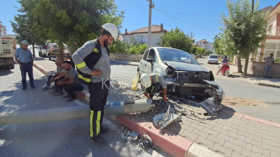 Karamanda Gurbetci Kadin Kediye Carpmamak Icin Manevra Yapinca Kaza Yapti7