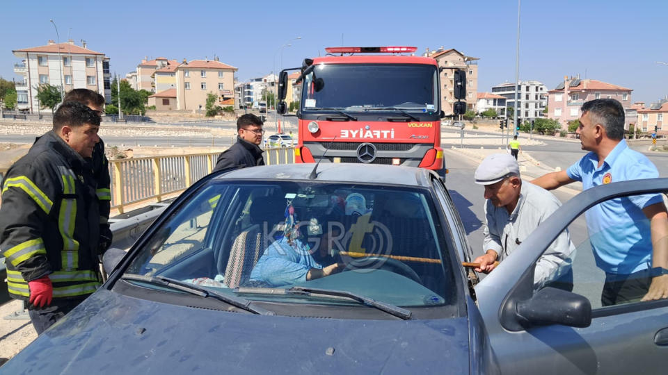 Karamanda Kazada Yasli Kadin Aracta Mahsur Kaldi 3 Yarali5