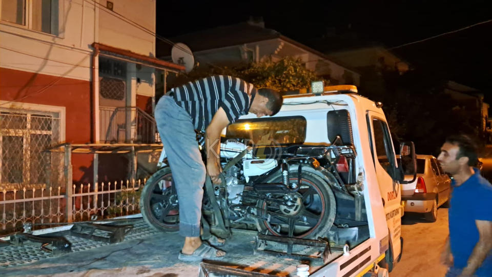 Karamanda Motosiklet Park Halindeki Araca Carpti 1 Yarali2