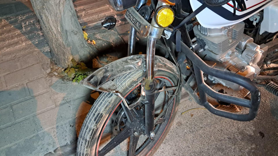 Karamanda Motosiklet Park Halindeki Araca Carpti 1 Yarali3