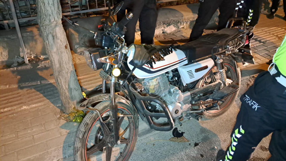 Karamanda Motosiklet Park Halindeki Araca Carpti 1 Yarali4