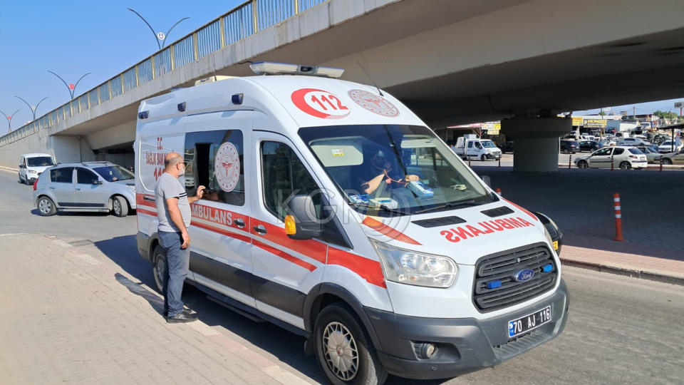 Karamanda Motosiklet Seyir Halindeki Otomobile Arkadan Carpti 2 Yarali1