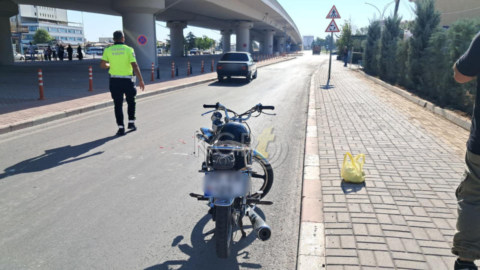 Karamanda Motosiklet Seyir Halindeki Otomobile Arkadan Carpti 2 Yarali3