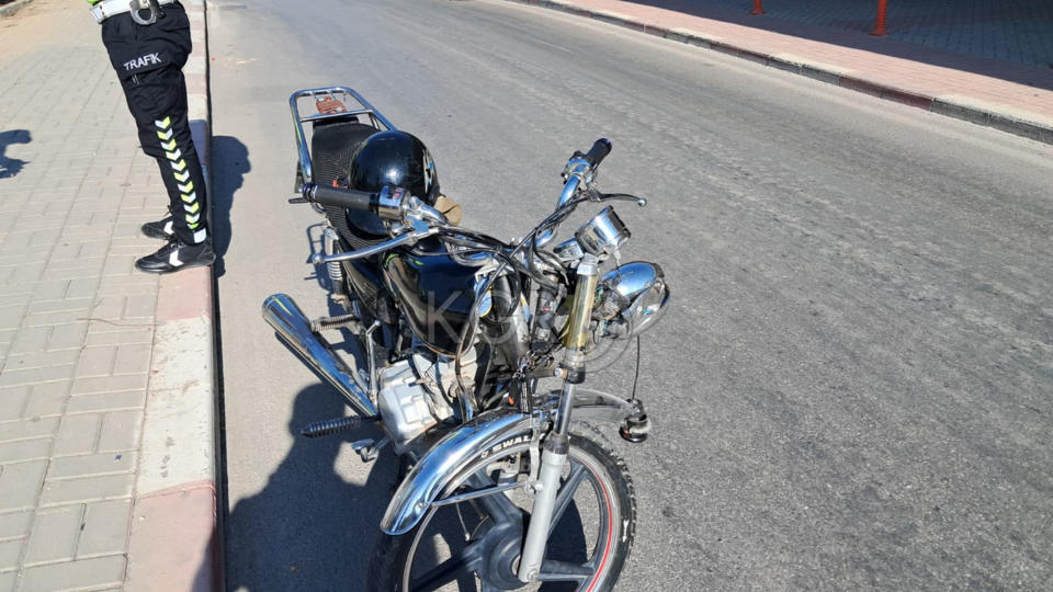 Karamanda Motosiklet Seyir Halindeki Otomobile Arkadan Carpti 2 Yarali4