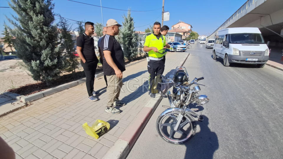 Karamanda Motosiklet Seyir Halindeki Otomobile Arkadan Carpti 2 Yarali5