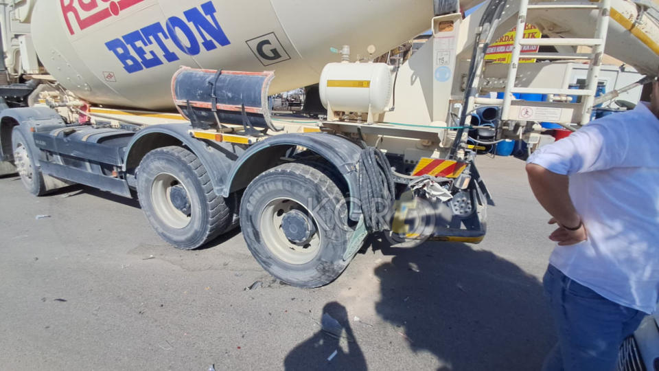 Karamanda Otomobil Beton Mikserine Carpti Feci Kaza Kamerada4