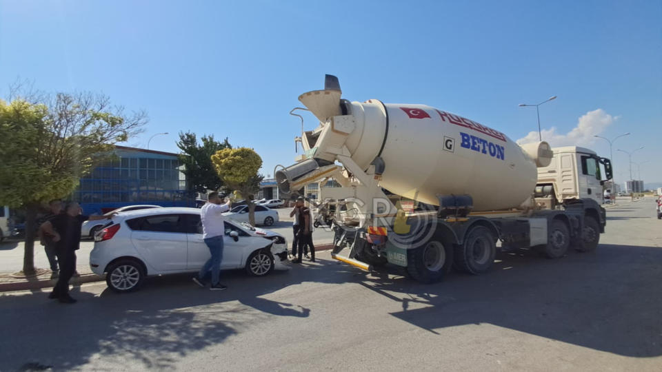 Karamanda Otomobil Beton Mikserine Carpti Feci Kaza Kamerada8