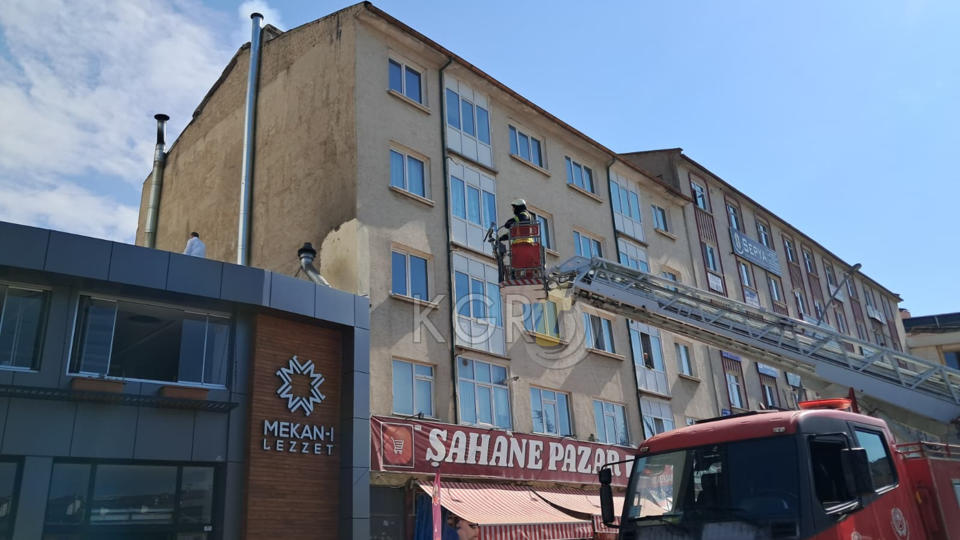 Karamanda Restoran Bacasindaki Yanginda Faciadan Donuldu1