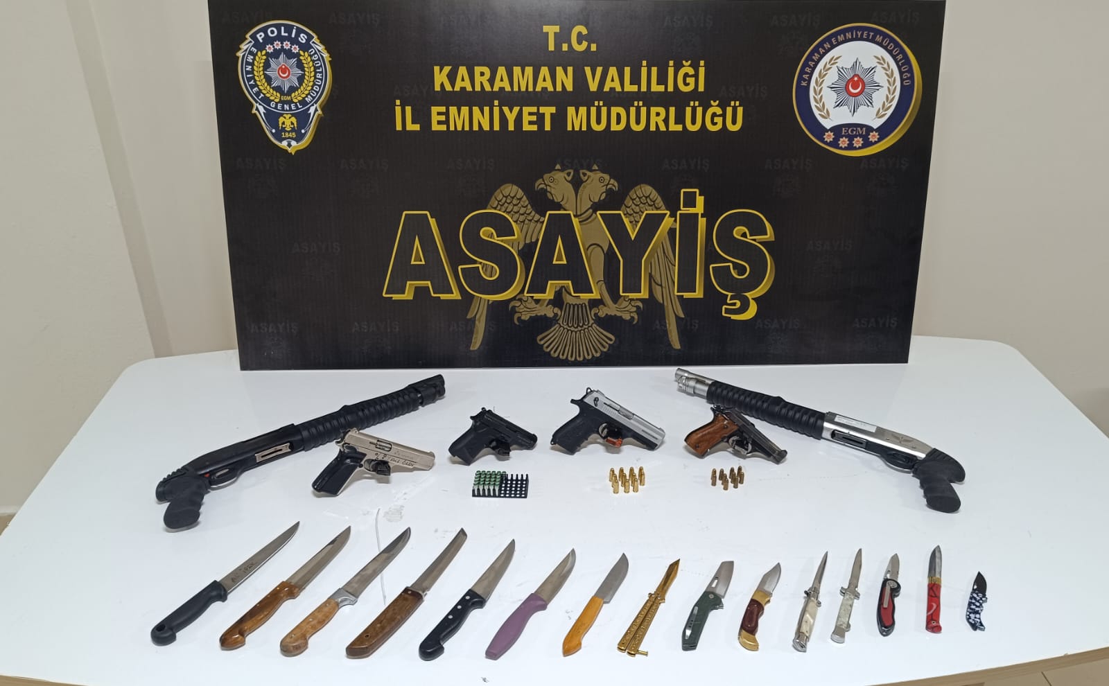 Karamanda Ruhsatsiz Silahlar Ve Bicaklar Ele Gecirildi (2)