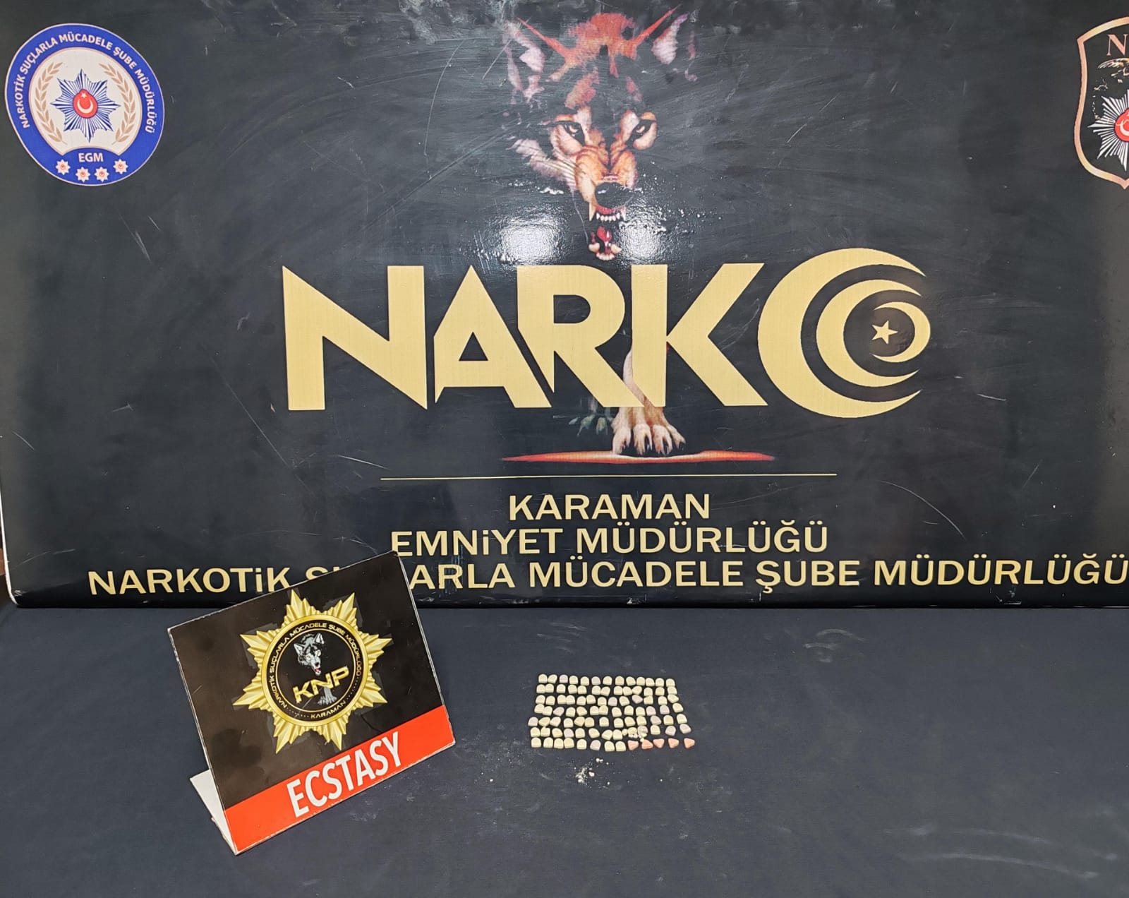 Karamanda Ruhsatsiz Silahlar Ve Bicaklar Ele Gecirildi (4)