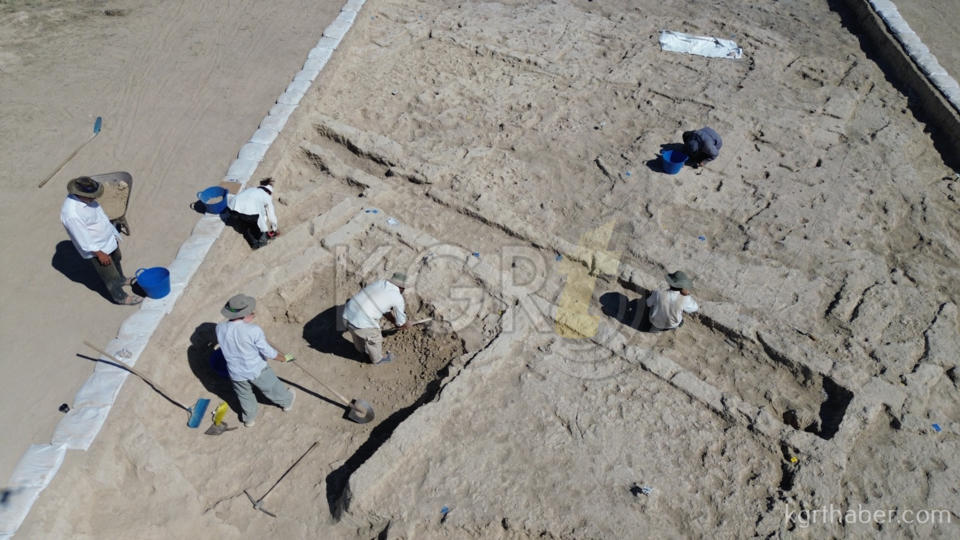 Karamanda Yaklasik 10 Bin Yillik Sokak Bulundu6