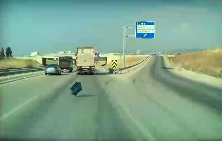 Meyve Sebze Kasalari Yola Sacildi Facia Kil Payi Atlatildi (2)