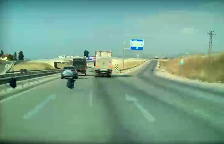 Meyve Sebze Kasalari Yola Sacildi Facia Kil Payi Atlatildi (3)