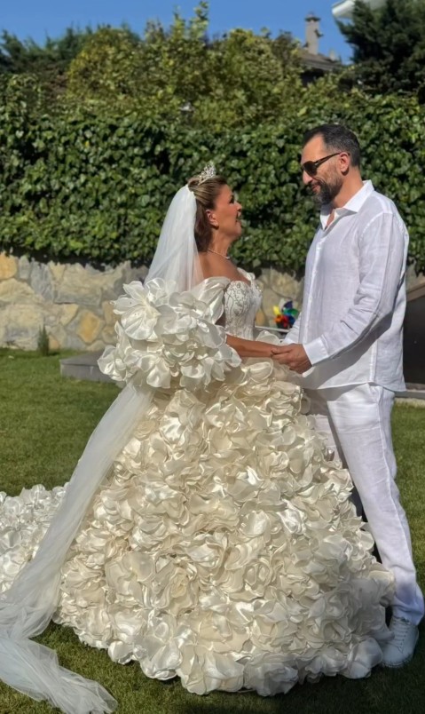 Nuray Sayarinin Gelinligi Sosyal Medyada Gundem Oldu (1)