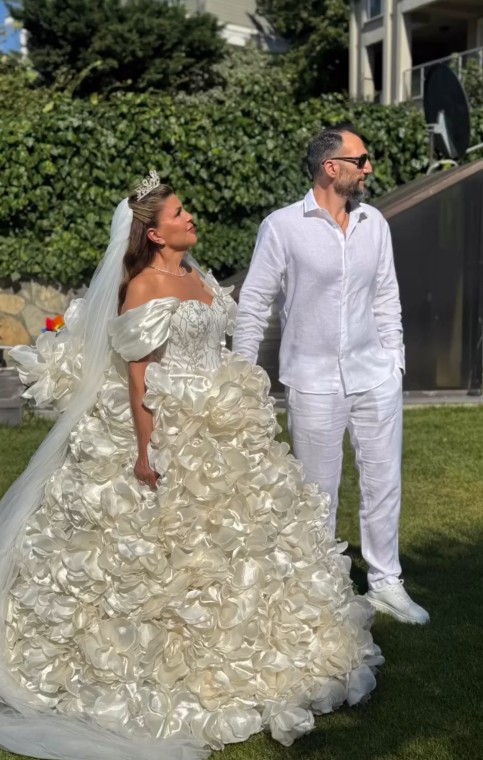 Nuray Sayarinin Gelinligi Sosyal Medyada Gundem Oldu (3)