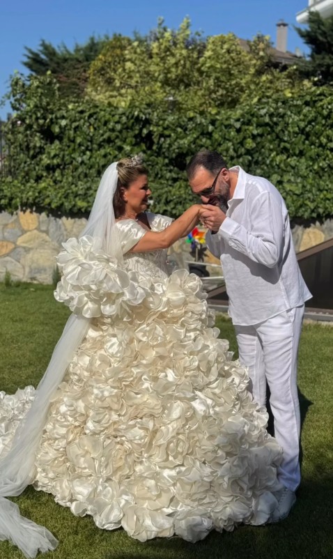 Nuray Sayarinin Gelinligi Sosyal Medyada Gundem Oldu (4)