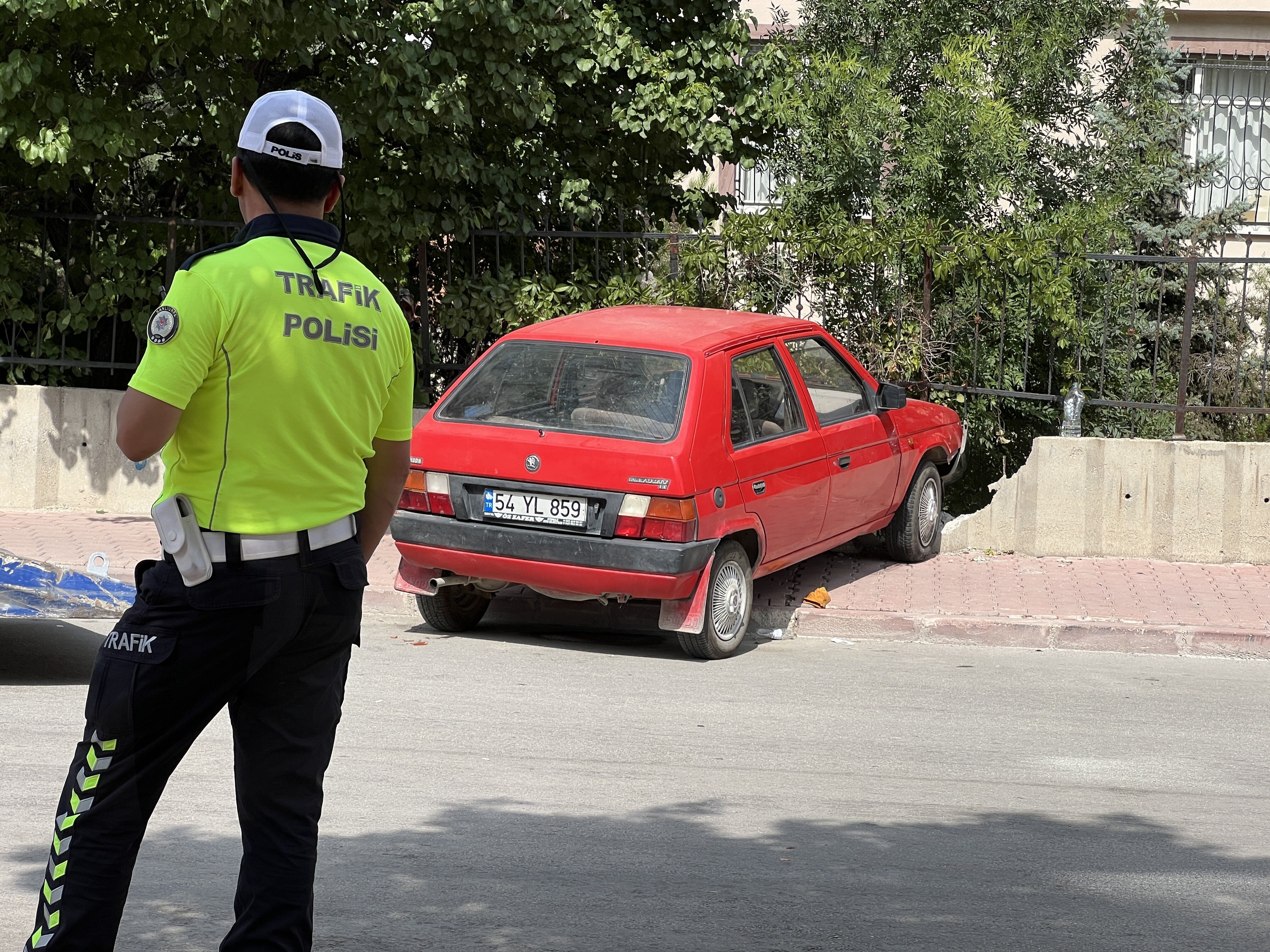 Once Polise Sonra Duvara Carpti (1)