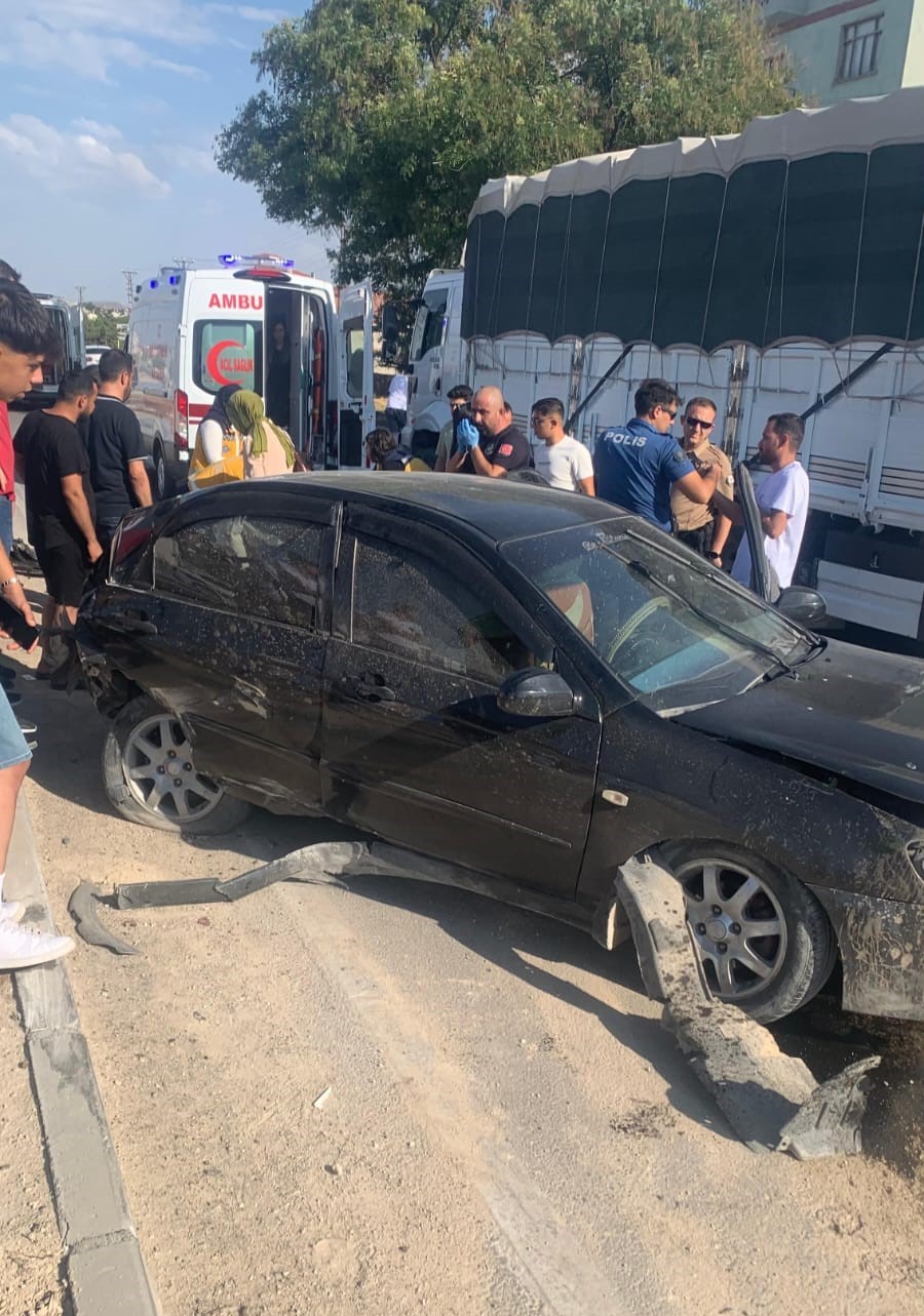 Otomobil Tira Carpti 3 Kisi Yaralandi (1)