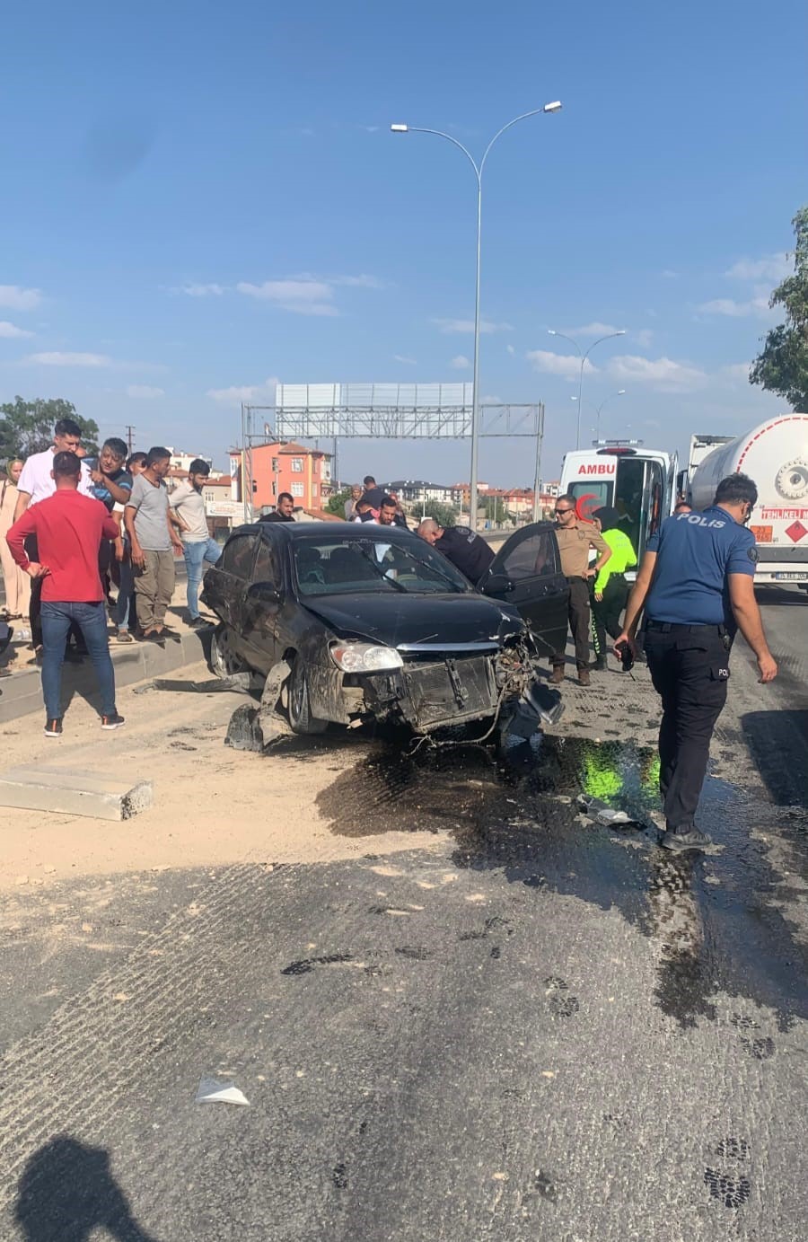 Otomobil Tira Carpti 3 Kisi Yaralandi (2)