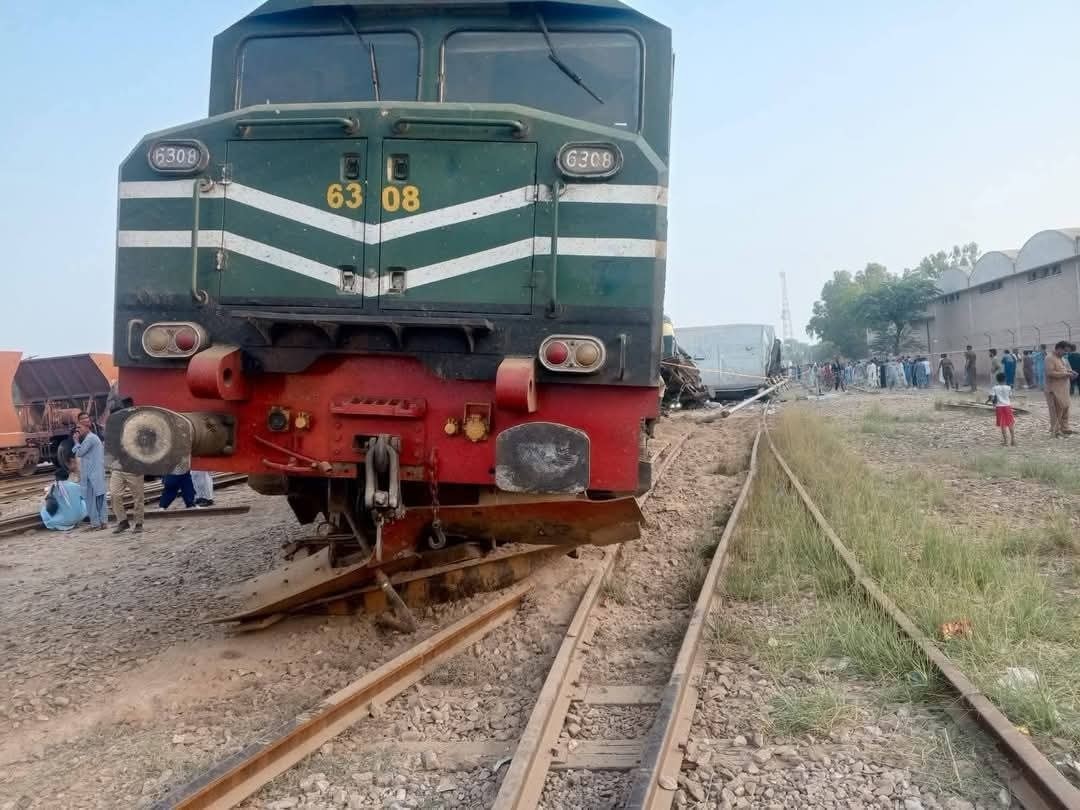Pakistanda Tren Kazasi 1 Olu 24 Yarali (4)