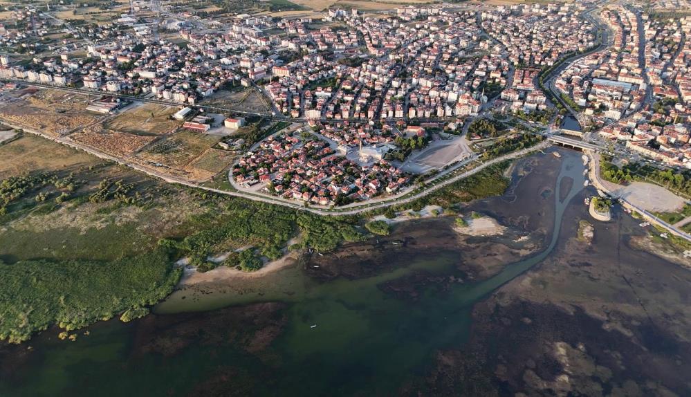 Turkiyenin En Buyuk Tatli Su Golunde Sular Cekildi1