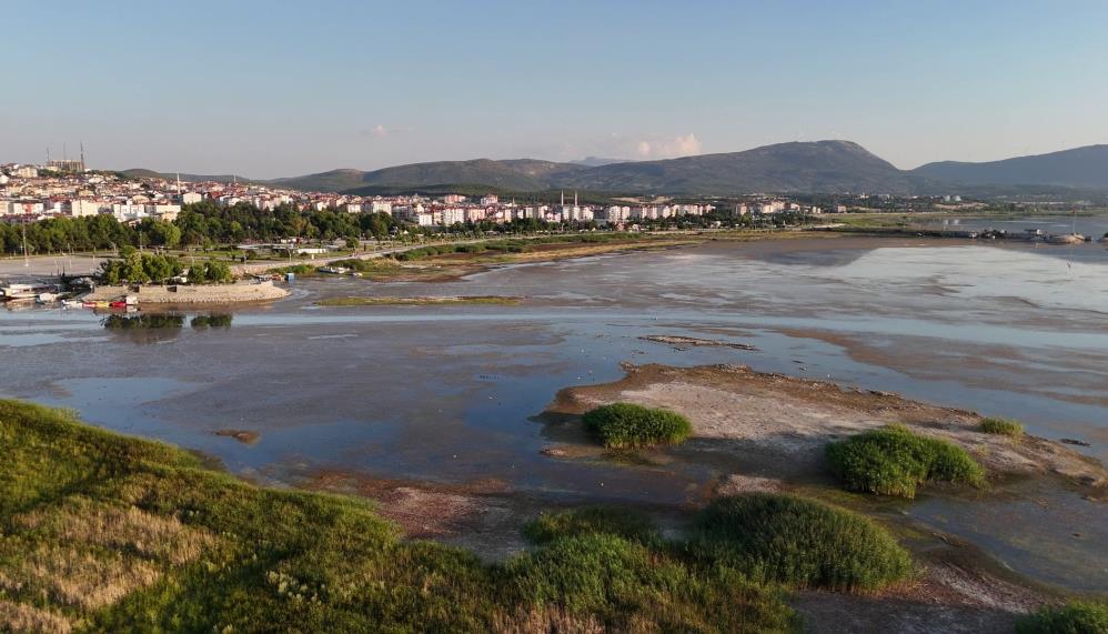 Turkiyenin En Buyuk Tatli Su Golunde Sular Cekildi2