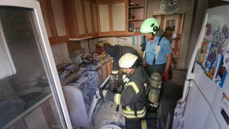 Yanan Eve Korkusuzca Girdi Kusunu Kurtardi4