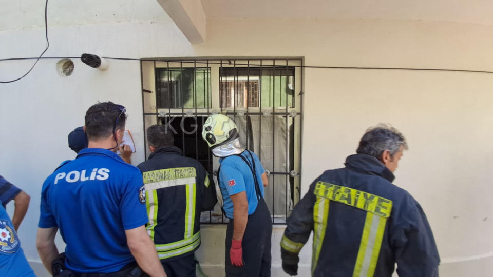 Yanan Eve Korkusuzca Girdi Kusunu Kurtardi5