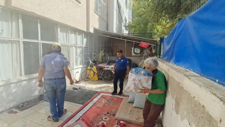 Yanan Eve Korkusuzca Girdi Kusunu Kurtardi8