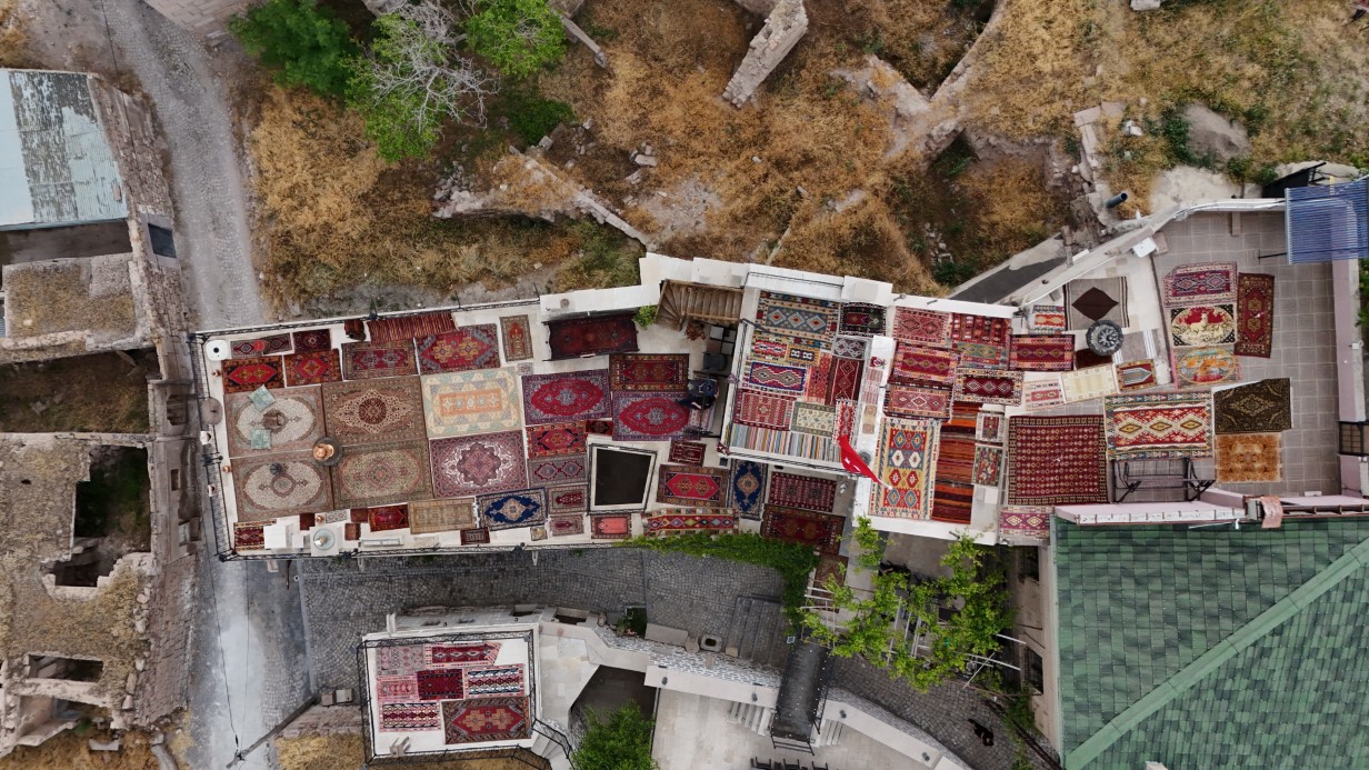 Yuz Yillik Halilar Serildi Renkler Can Buldu2