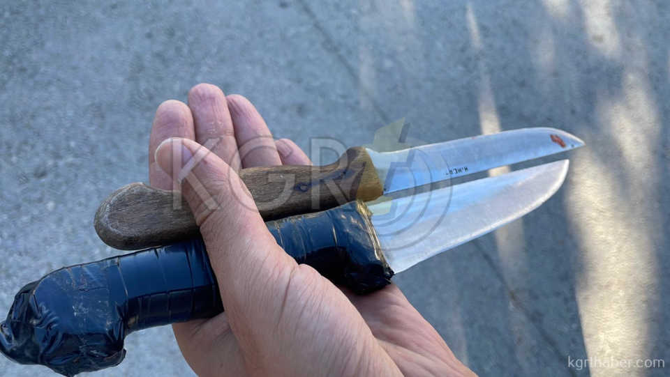 Annesiyle Tartisan Genc Eline Bicagi Aldi Kendini Eve Kilitledi0