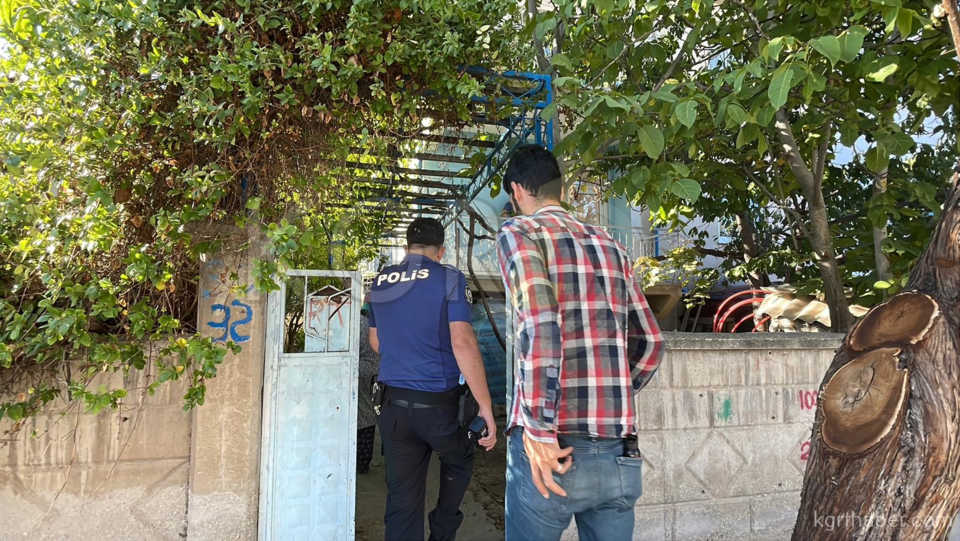 Annesiyle Tartisan Genc Eline Bicagi Aldi Kendini Eve Kilitledi2