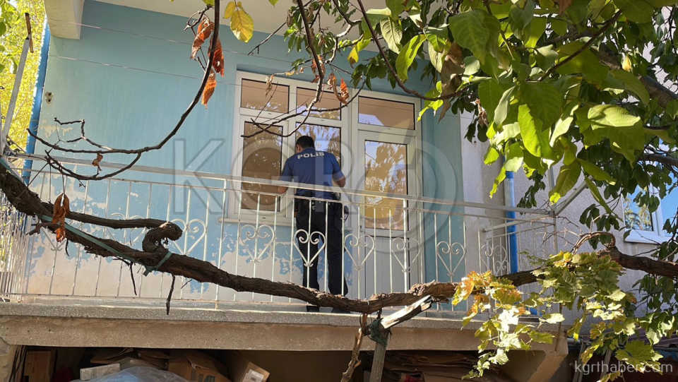 Annesiyle Tartisan Genc Eline Bicagi Aldi Kendini Eve Kilitledi3