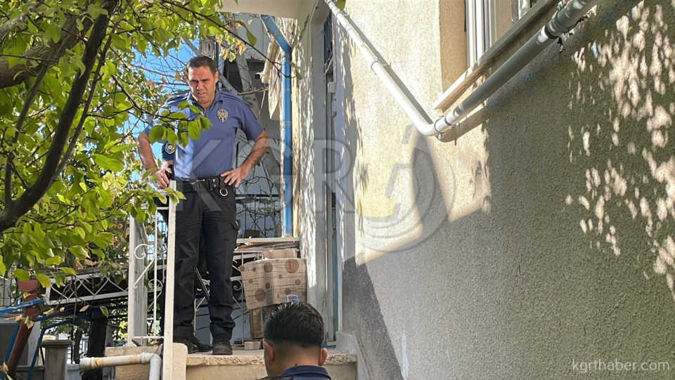 Annesiyle Tartisan Genc Eline Bicagi Aldi Kendini Eve Kilitledi4