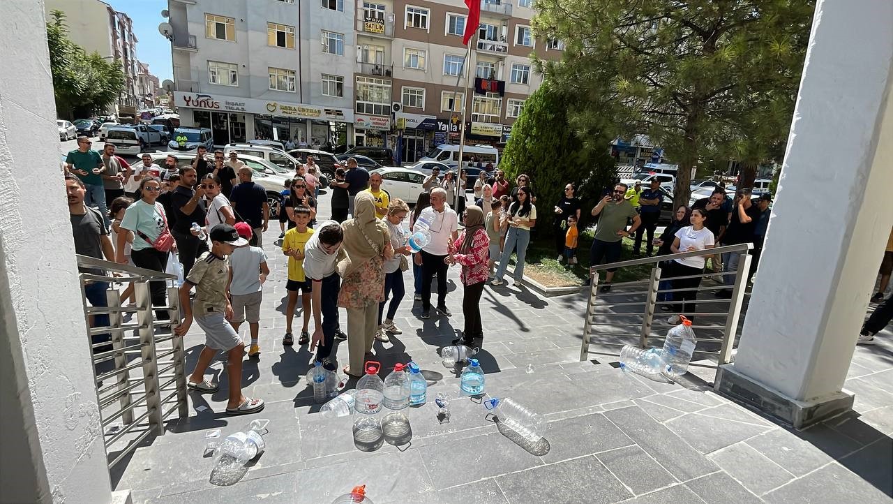Carsambanin Gelisi Persembeden Bellidir (1)