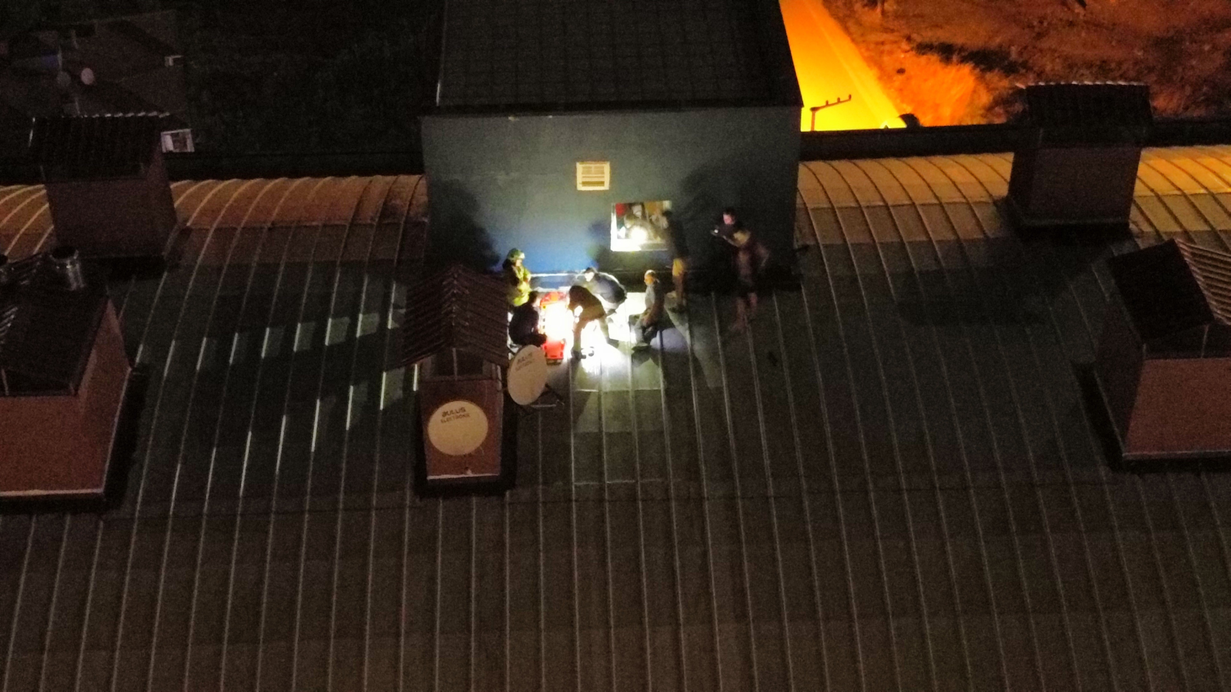 Genc Kiz Catiya Cikti Yardima Gelenlerle Birlikte Mahsur Kaldi (1)