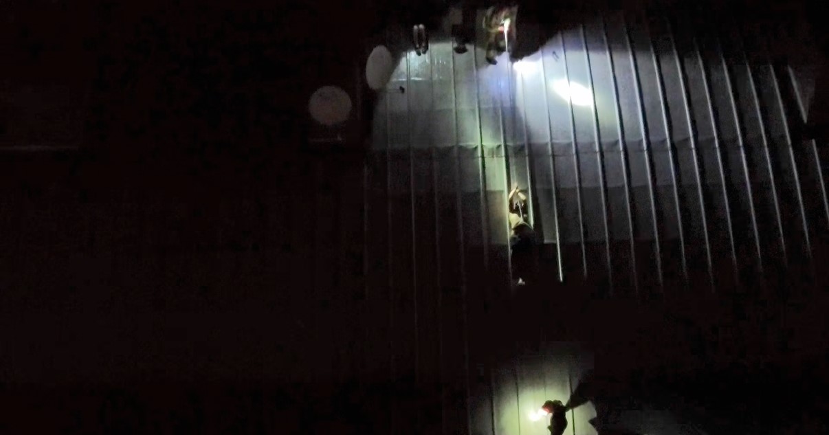 Genc Kiz Catiya Cikti Yardima Gelenlerle Birlikte Mahsur Kaldi (3)