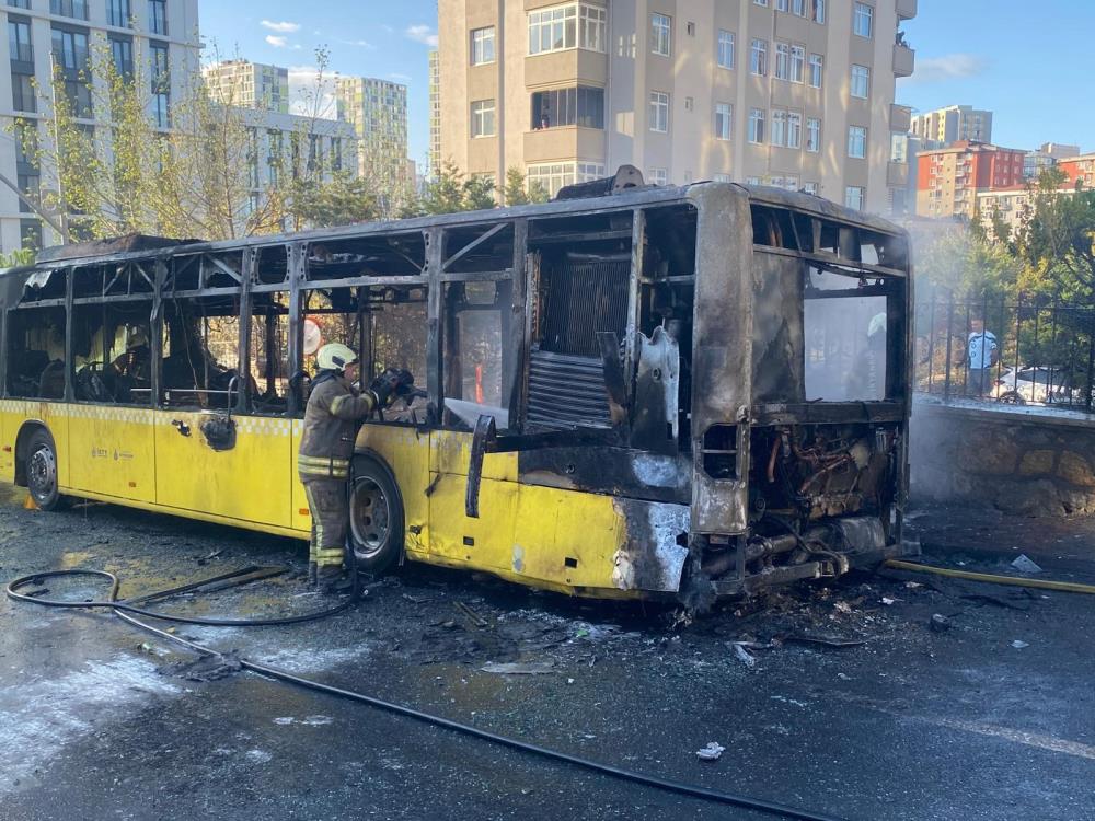 Iett Otobusu Alev Topuna Dondu1