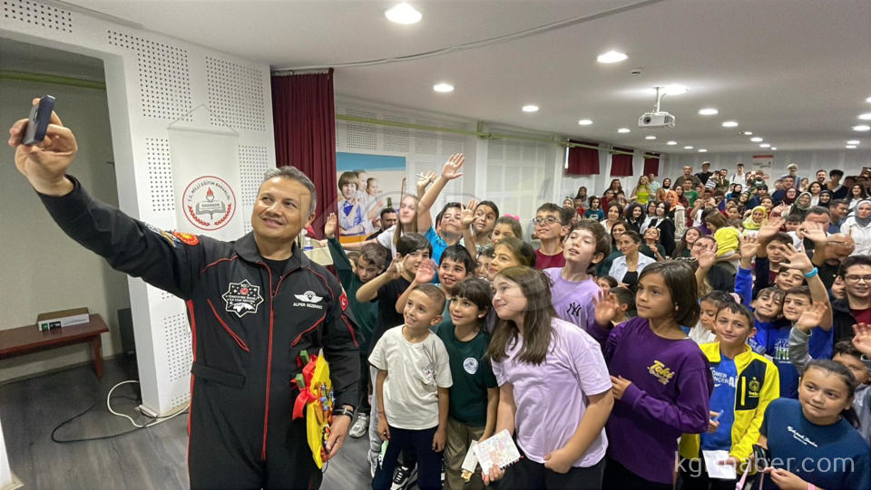 Ilk Turk Astronot Alper Gezeravci Karamanda Ogrencilerle Bulustu12