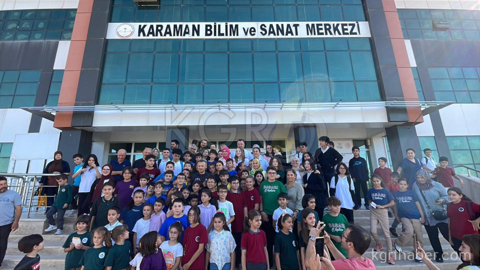 Ilk Turk Astronot Alper Gezeravci Karamanda Ogrencilerle Bulustu2