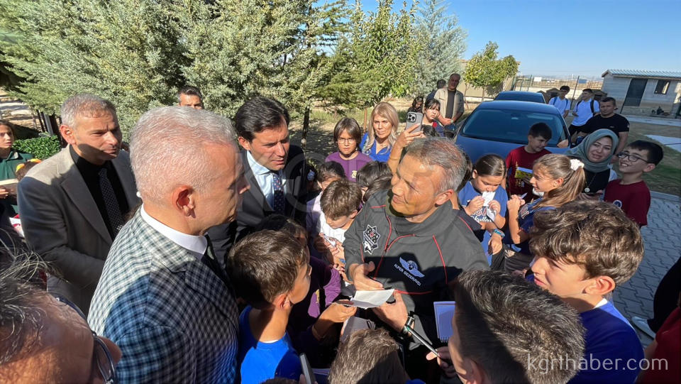 Ilk Turk Astronot Alper Gezeravci Karamanda Ogrencilerle Bulustu3
