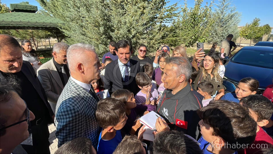 Ilk Turk Astronot Alper Gezeravci Karamanda Ogrencilerle Bulustu4