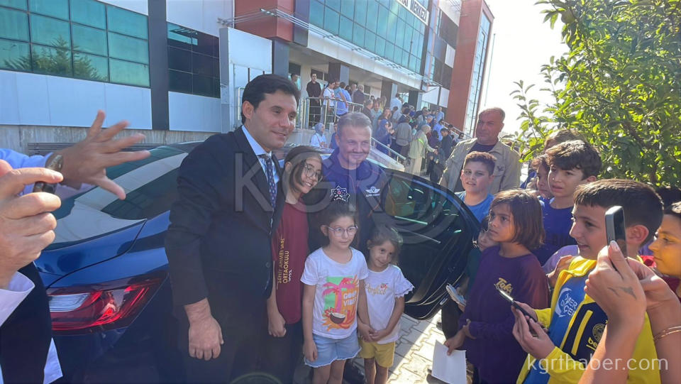 Ilk Turk Astronot Alper Gezeravci Karamanda Ogrencilerle Bulustu5