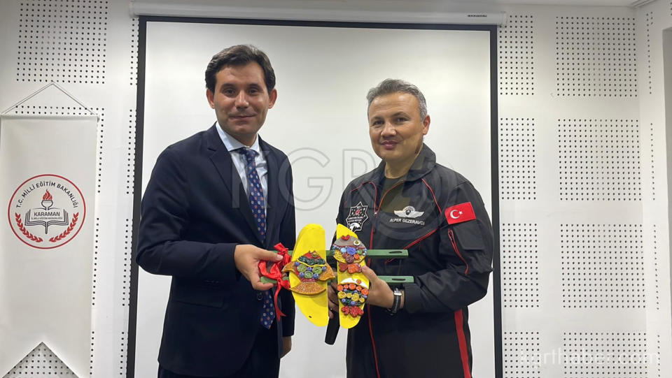 Ilk Turk Astronot Alper Gezeravci Karamanda Ogrencilerle Bulustu9