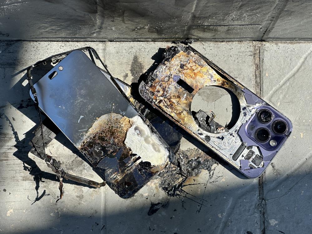 Iphone 14 Pro Max Cebinde Bir Anda Alev Aldi1