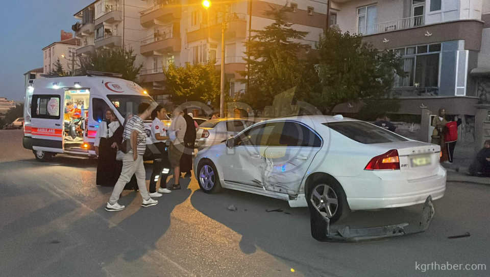 Karamanda 2 Otomobil Kavsakta Carpisti 2 Yarali3