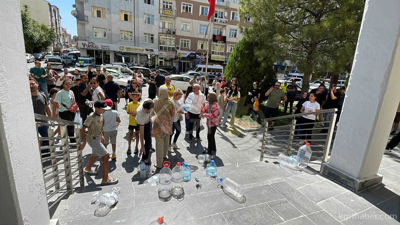 Karamanda 3 Gundur Susuz Kalan Site Halkindan Eylem13