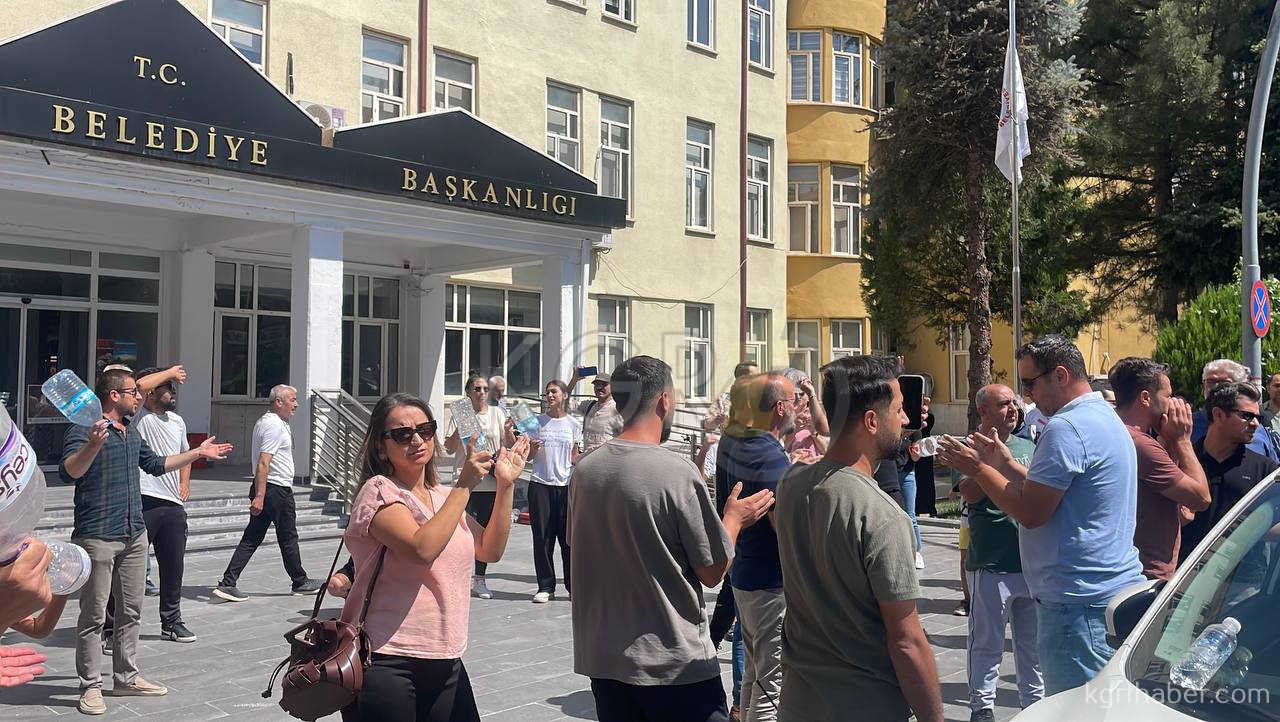 Karamanda 3 Gundur Susuz Kalan Site Halkindan Eylem17