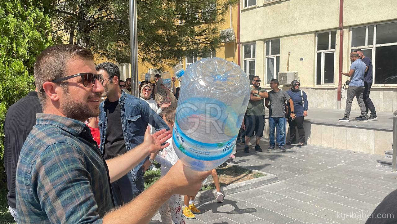 Karamanda 3 Gundur Susuz Kalan Site Halkindan Eylem2